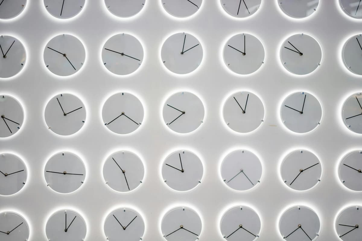Clock with blurred hands, representing time blindness and temporal disorientation